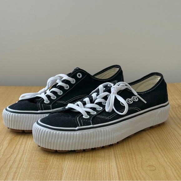 Vans Wavy Baby Low Sneakers in Black White Gum US 8 Women’s - Picture 1 of 5
